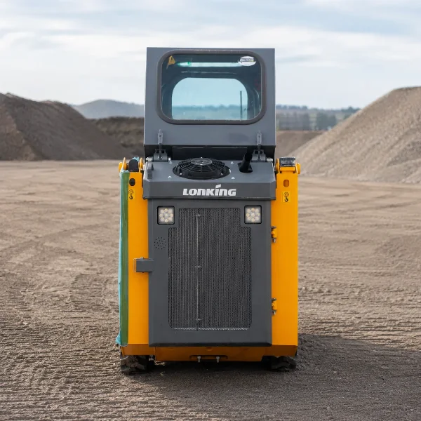 Заден изглед на мини товарач Lonking CDM303 с видима компактна ширина на корпуса.