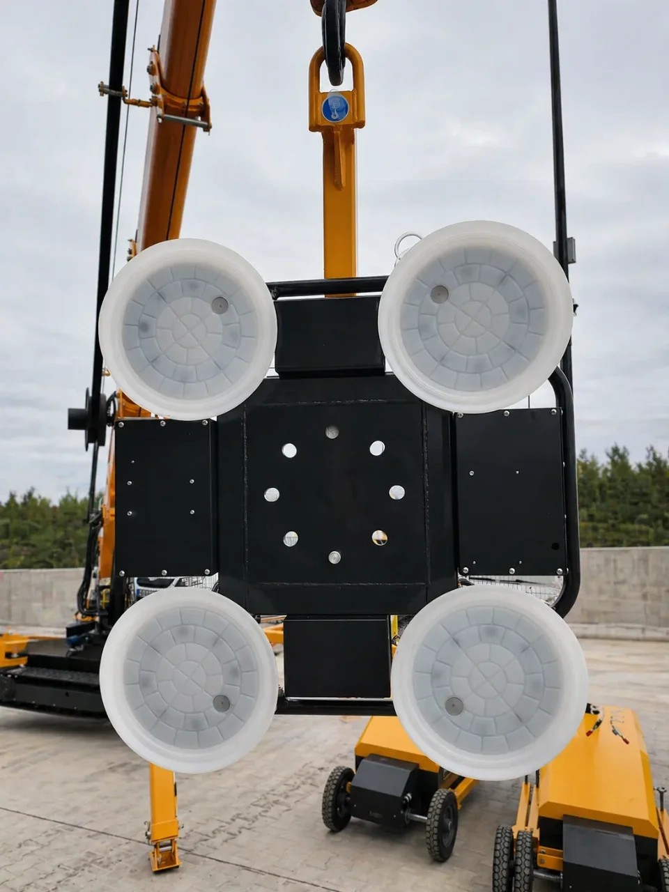 BAUTRAX XGL400 vacuum glass lifter - front view.