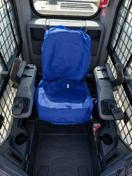 XCMG XC7-SR08 operator seat and cabin layout with dual joystick controls and protective mesh.
