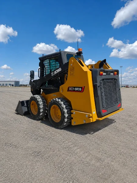 XCMG XC7-SR08 mini skid steer loader rear-right view with model marking, grille and bucket.