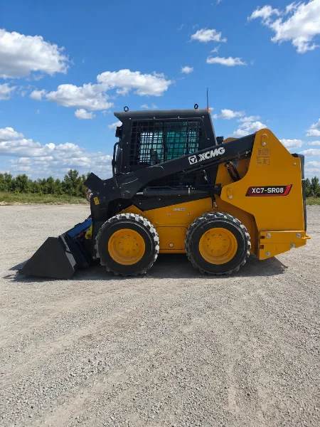 XCMG XC7-SR08 skid steer loader side profile with bucket, enclosed cabin and visible model marking.