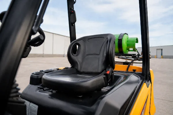 LPG мотокар BAUTRAX FORK30 - детайл от седалката на оператора.