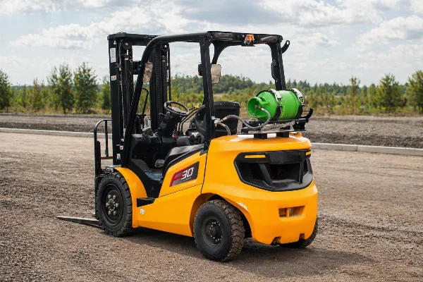 LPG мотокар BAUTRAX FORK30 - заден ляв изглед.